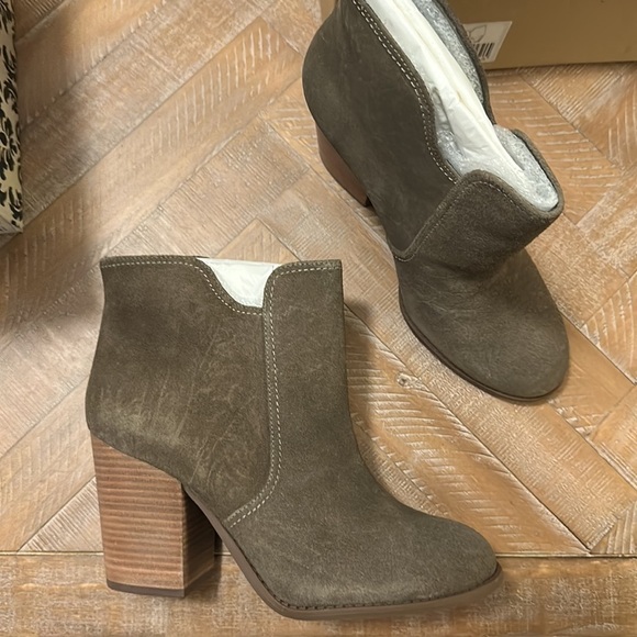 New Jessica Simpson Sadora Olive Taupe Split Suede Block Heel Ankle Boots - Picture 4 of 11